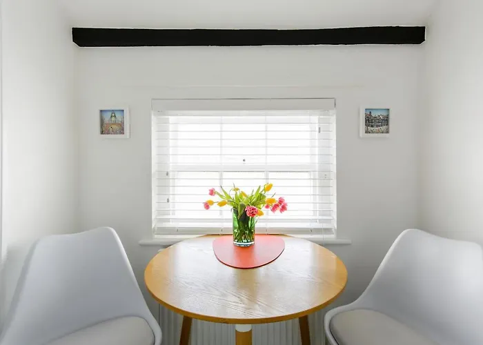 Chester Stays - Beautiful Loft Apartment With Parking
