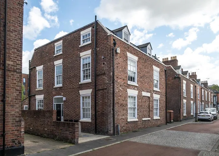 Chester Stays - Beautiful Loft Apartment With Parking